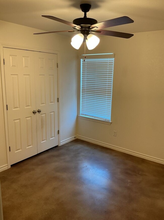 Building Photo - Charming 3 bedroom 2 bath duplex in desira...
