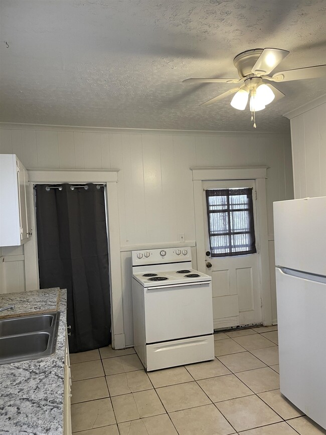 Building Photo - 2526 Yale Ave