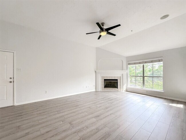 Building Photo - 8051 Bay Branch Dr