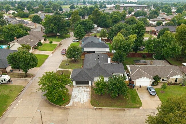 Building Photo - 9009 Lakeaire Dr