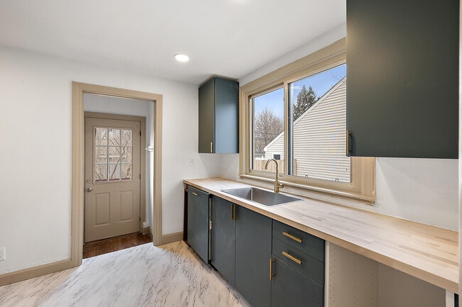 Building Photo - 3129 Prairie Ave