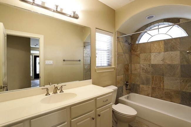 Building Photo - 2822 Helena St