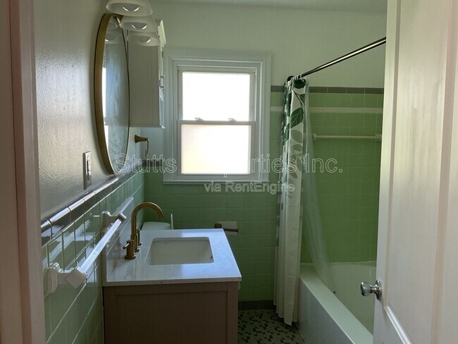Building Photo - 104 Camellia Dr