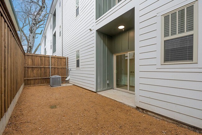 Building Photo - 5313 Reiger Ave