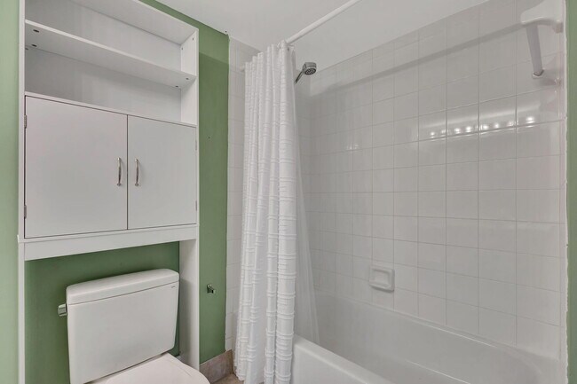 Building Photo - 600 Crestwood Ct N