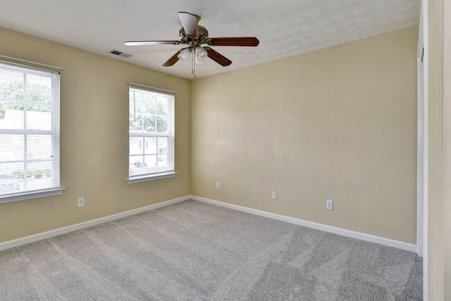 Building Photo - Spacious & Updated Hampton Home