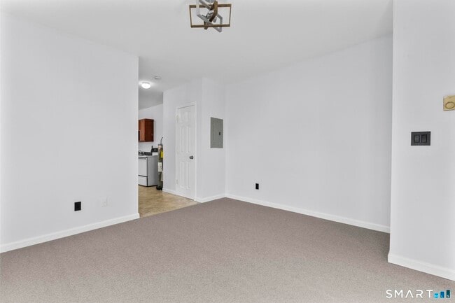 Building Photo - 1380 Bank St