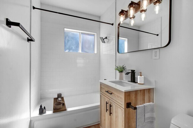 Building Photo - Newly renovated studio apartment with park...