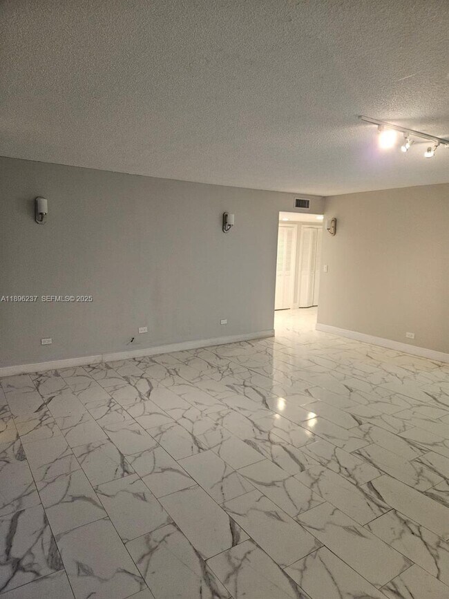 Building Photo - 1800 NE 114th St