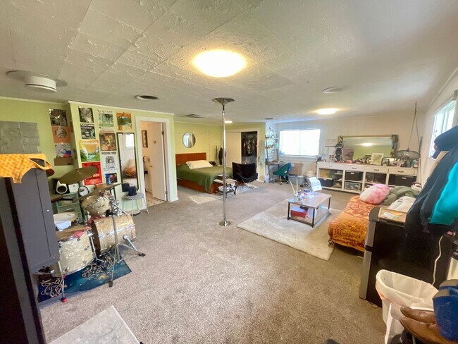 Building Photo - Expansive 5-bedroom, 2.5-bath home with incredible mountain views!