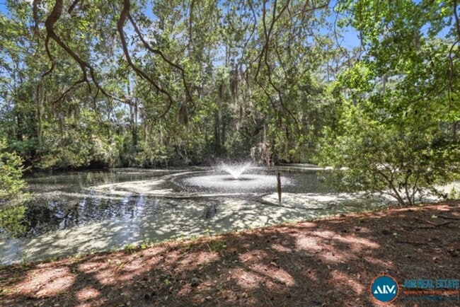 Building Photo - Updated Wyndemere Condo at Yacht Cove – Fr...