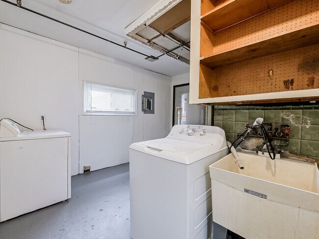 Building Photo - AVAILABLE NOW! SECTION 8 APPROVED! Charming 3-Bedroom Home in Warren!