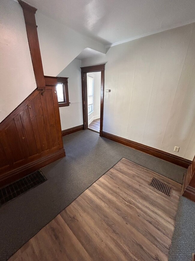Building Photo - 808 W Walnut St