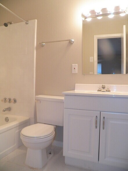 Building Photo - 226 Bolender Ct