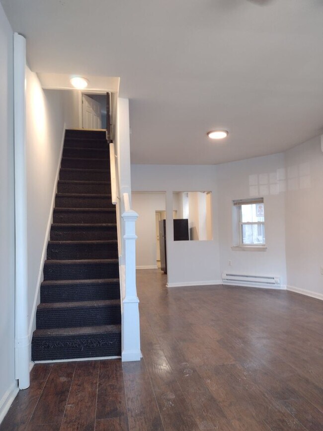 Building Photo - Renovated 3bd/ 1bth home in Northeast Philly!