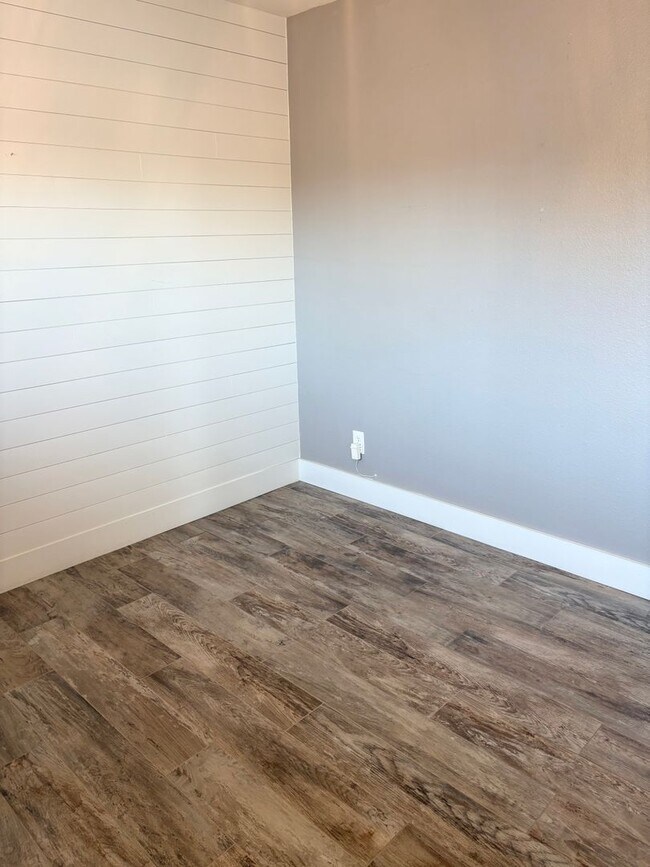 Building Photo - **STUNNING 3 BEDROOM/2 BATHROOM FULLY RENO...