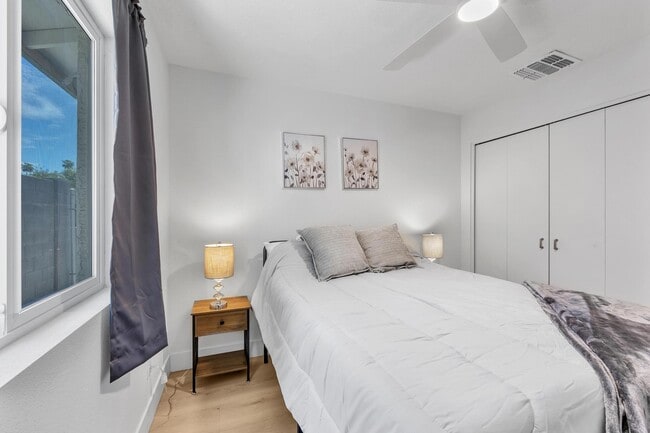 Building Photo - 1510 W 7th Dr