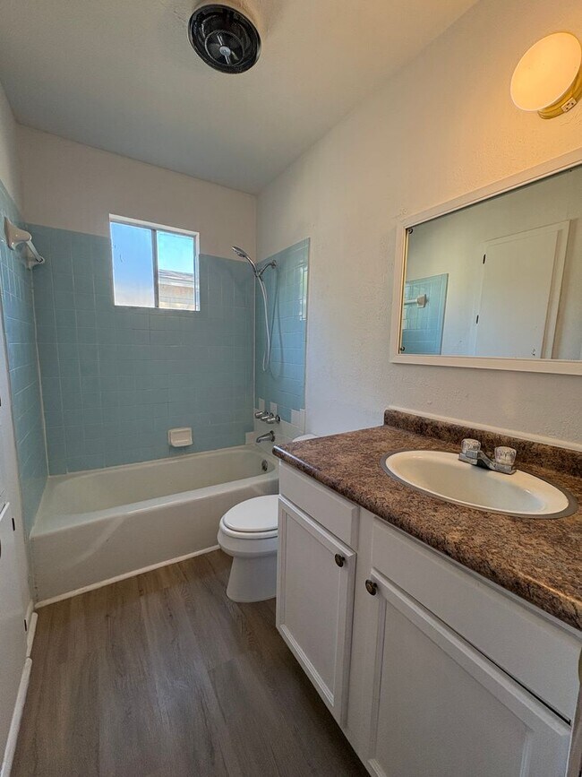 Building Photo - Cozy 3 bedroom/1 bath house!