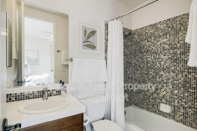 Building Photo - 409 N Cedros Ave