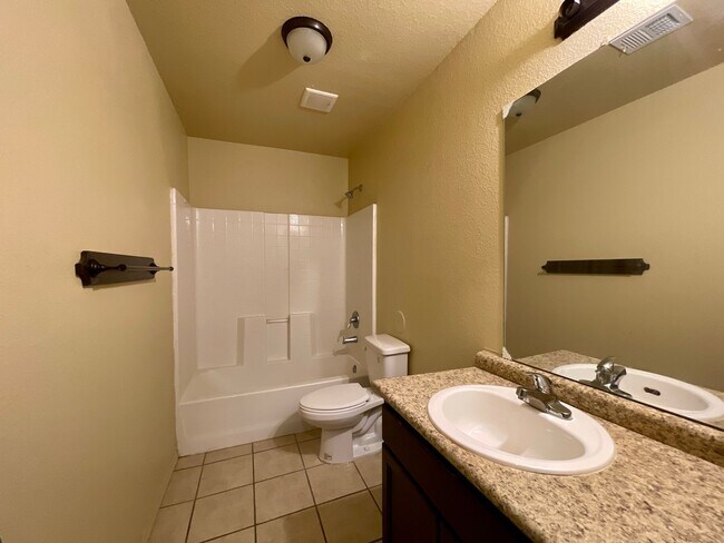 Building Photo - Great location!