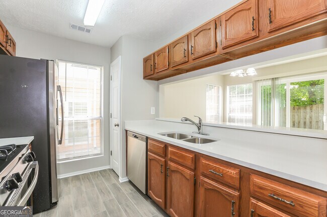 Building Photo - 3020 Linden Dr