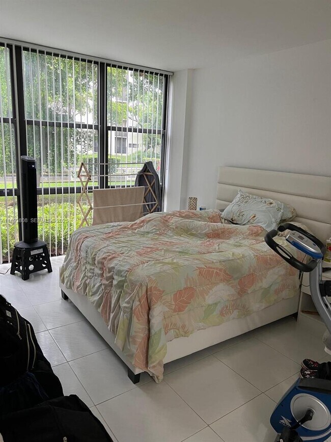 Building Photo - 17021 N Bay Rd