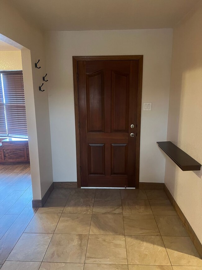 Building Photo - Beautiful Home in the Granada Hills area