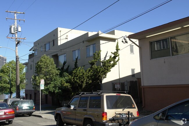 Building Photo - 2204 Lakeshore Ave