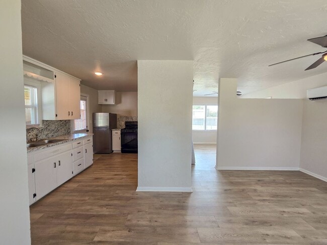 Building Photo - Cute Efficiency Studio Style Home in Shawnee!