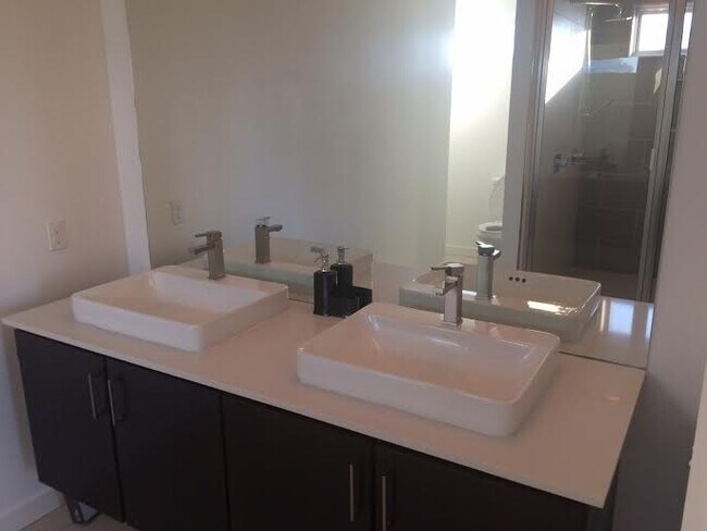 Building Photo - 3 Bedroom Modern Home w/ Excellent Location!