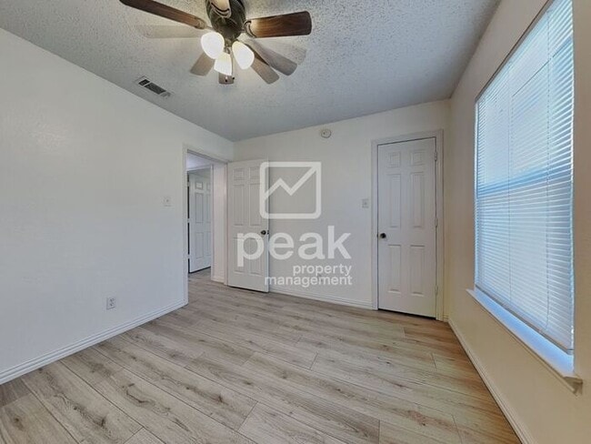 Building Photo - $2100! 3 Bed 2 Bath in Watauga! All appliances INCLUDED!