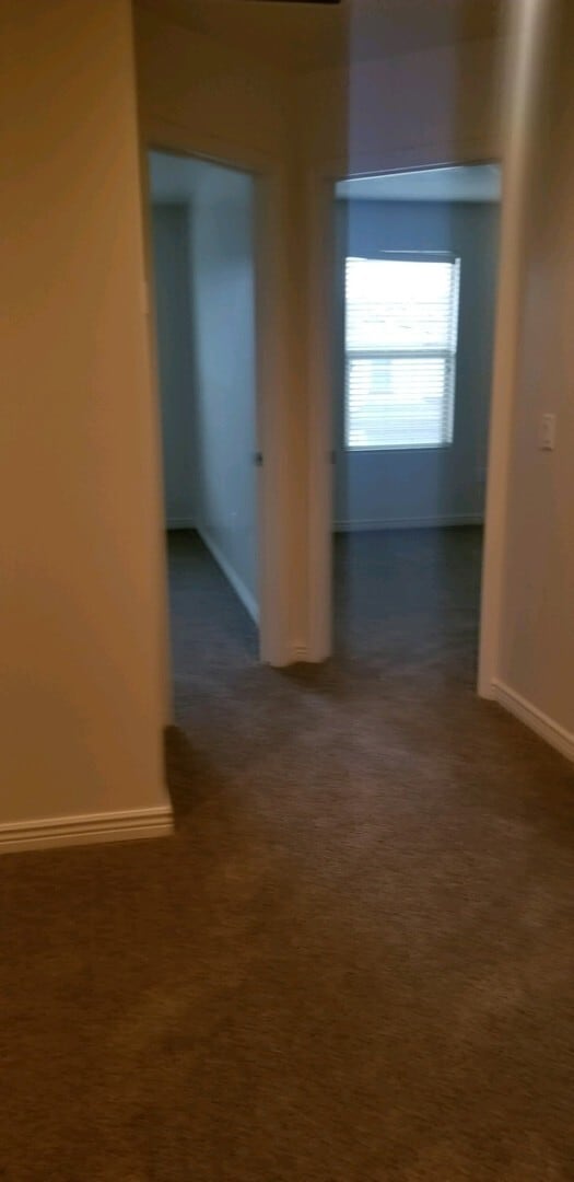 Building Photo - Town home in Little Valley Area. End Unit!!