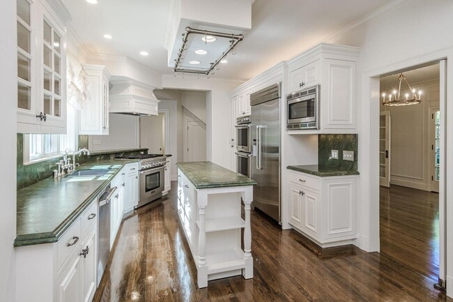 Building Photo - 719 W Poplar Ave