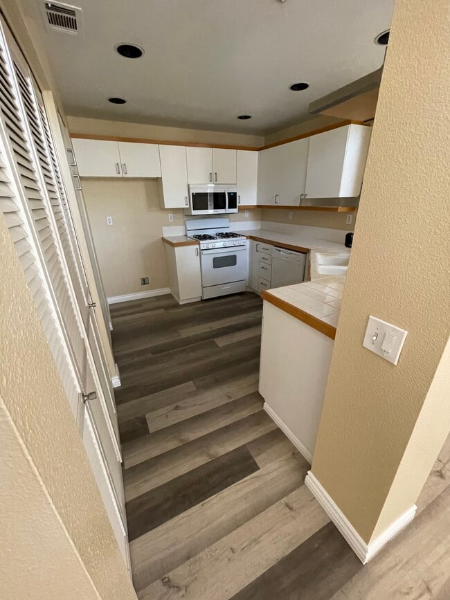 Building Photo - 2951 Vía Toscana