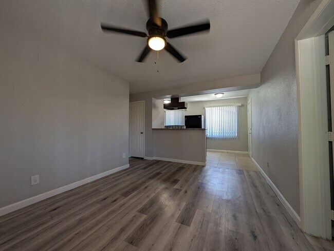Building Photo - 2 BEDROOM APARTMENT IN DOWNTOWN LAS VEGAS