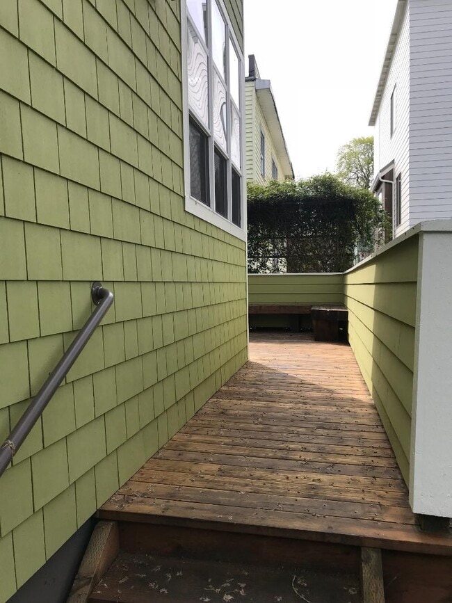 Building Photo - 3911 NE 9th Ave