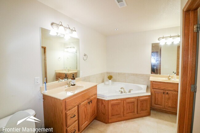 Building Photo - 416 Stone Grove Dr