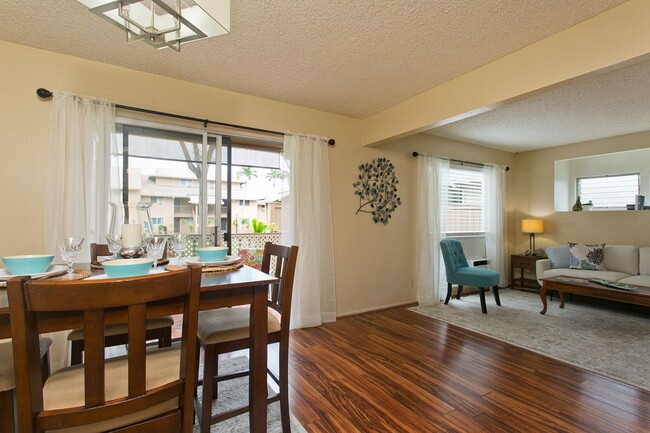 Building Photo - Beautiful 3 bedroom 1 1/2 bath townhome in Pearl City w/2 parking side by side