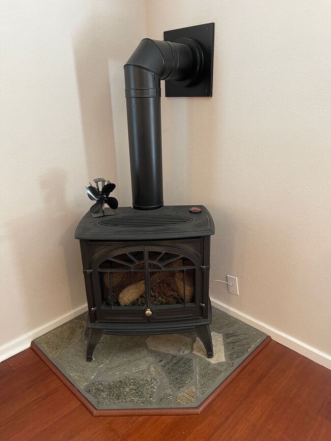 Building Photo - Adorable bungalow with a yard in a fantastic SE location!