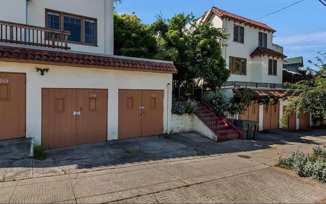 Building Photo - Beautiful Spanish townhouse with parking and in unit laundry!