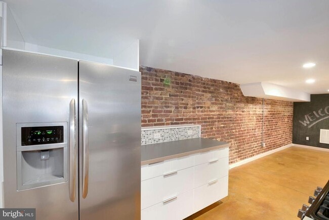 Building Photo - 2721 Ontario Rd NW