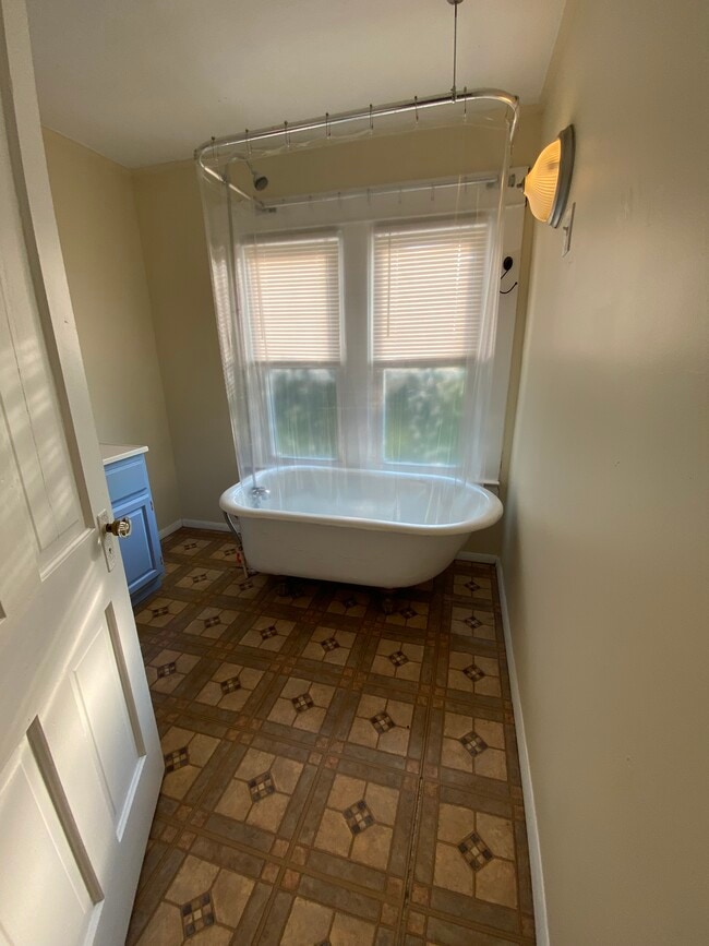 Building Photo - 271 Gift St.