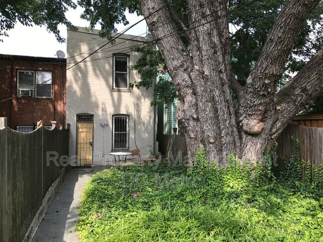 Building Photo - 309 9th St NE