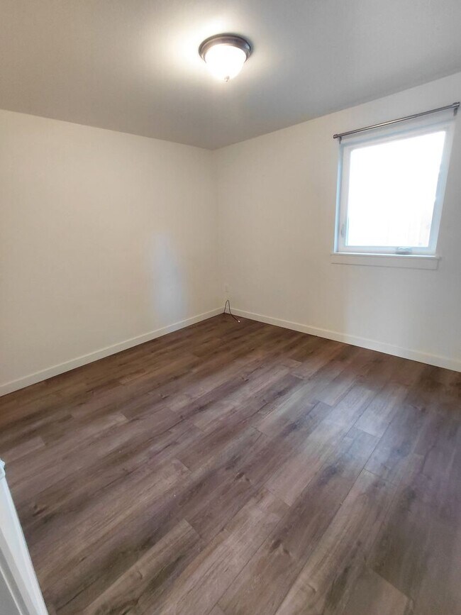 Building Photo - Cozy updated 1 bedroom with rooftop deck