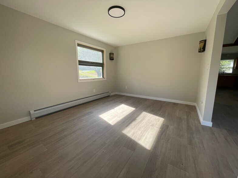 Building Photo - 832 VT-15