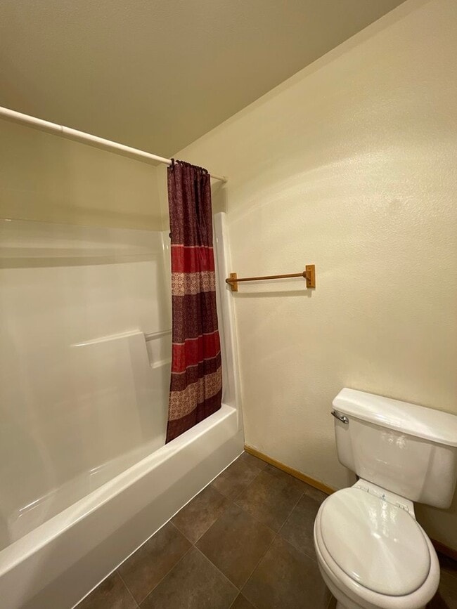 Building Photo - 3 Bedroom / 2 Bathroom Home in SW Redmond