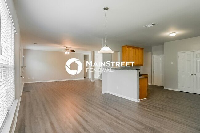 Building Photo - 6 Bedroom Pet-Friendly Home in Lithia Spri...