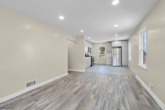 Building Photo - 145 6th St