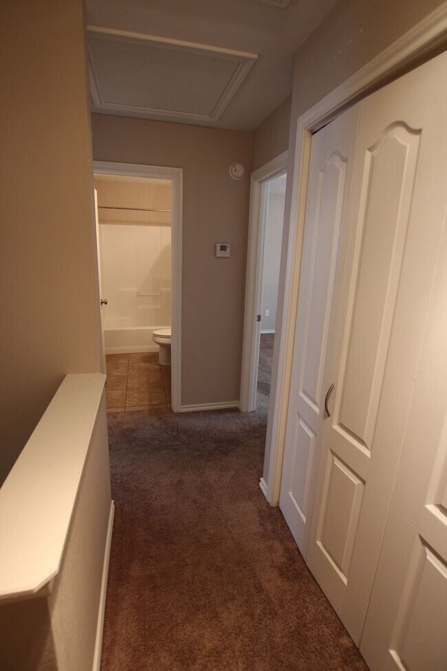 Building Photo - 2 Bed 1.5 Bath Townhome in Lindale!