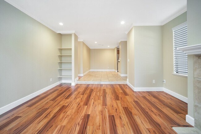 Building Photo - Updated 2 bed/2 bath Condo in Crestview Avaliable NOW!!! - $2,800/mo